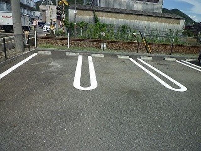 拡大写真:シャンテ ブリーズ 2階202の駐車場に車を止められます