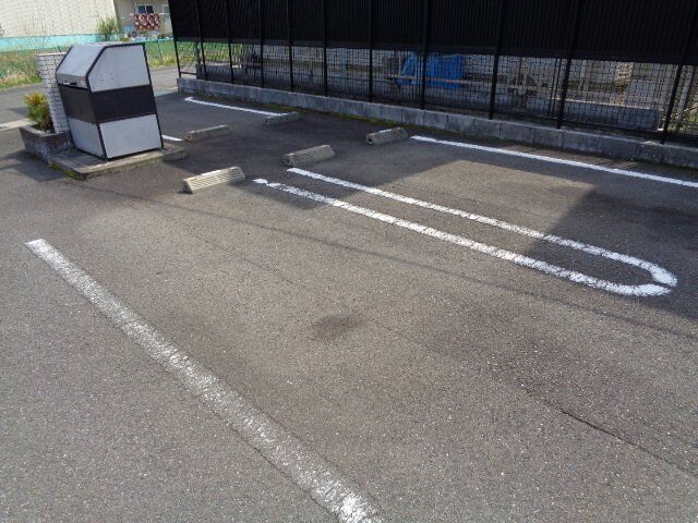 拡大写真:アルバーダ 2階201の車をお持ちの方に嬉しい駐車場付きの物件です