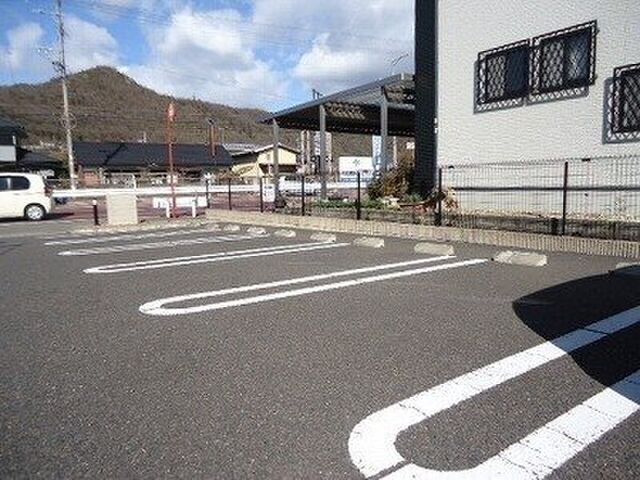 拡大写真：ギャラクシー鵜沼Ｂ 2階205のカースペースがあります