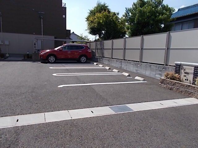 拡大写真:ハーベストB 1階102の駐車場完備です