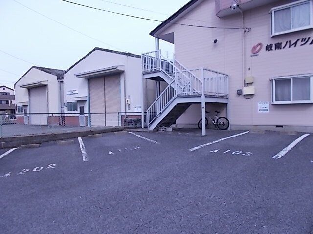 拡大写真:岐南ハイツA 2階205の駐車スペースもあります