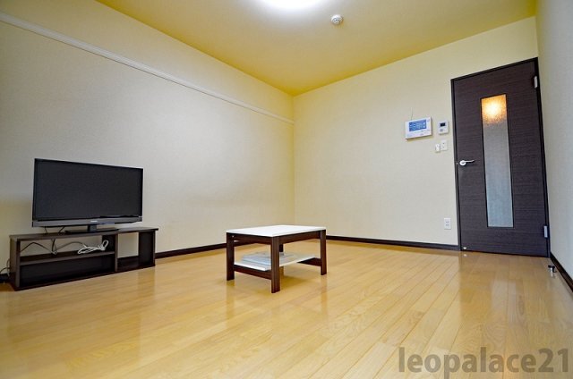 拡大写真:レオネクストChristar 1階103のモノトーンでおしゃれなお部屋♪