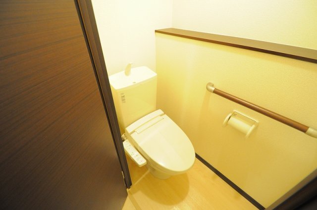拡大写真:レオネクストChristar 1階103のウォシュレット完備