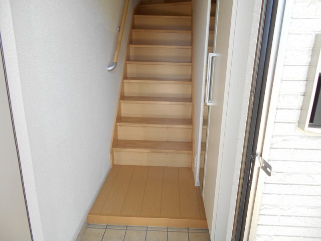 拡大写真:ネオ ステージ 2階203の落ち着いた玄関です