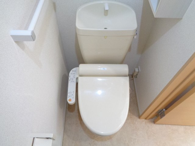 拡大写真:シャルム コートA 1階101のコンパクトで使いやすいトイレです