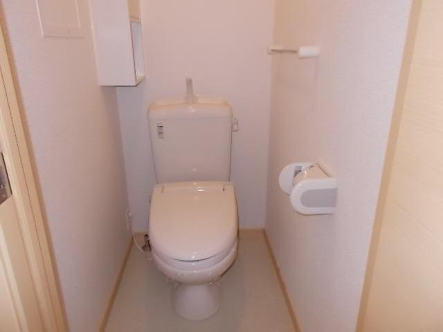 拡大写真:サン ソレーユ 2階201のゆったりとした空間のトイレです