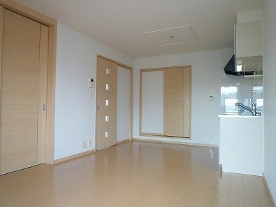 拡大写真:セイバリーガーデンⅠ 2階201の明るい色調の室内です