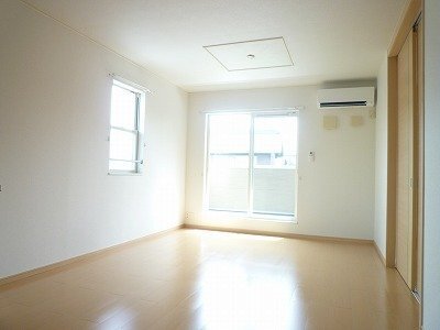 拡大写真:セイバリーガーデンⅠ 2階201の使いやすい居間です