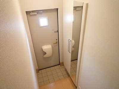 拡大写真:セイバリーガーデンⅠ 2階201のシンプルで使いやすい玄関です