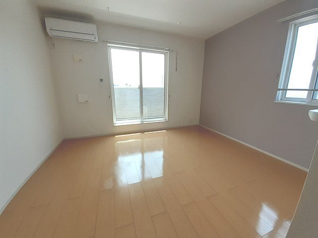 拡大写真:ルミエール 2階206のこちらのリビングで趣味の時間をお楽しみください