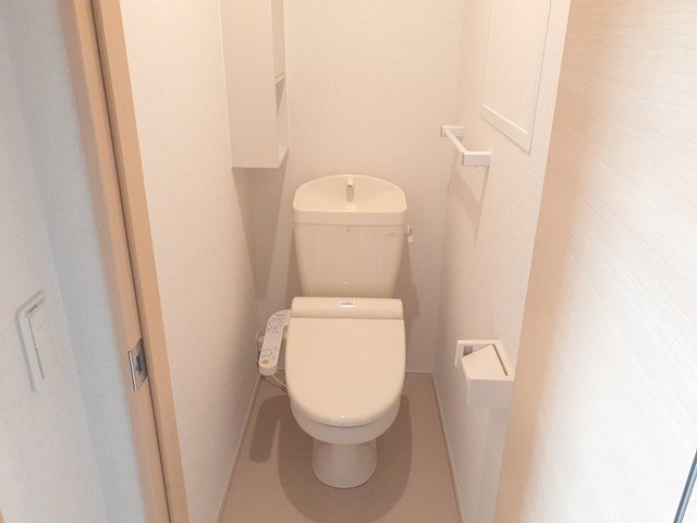 拡大写真:ルミエール 2階206のコンパクトで使いやすいトイレです