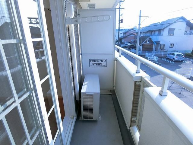 拡大写真:グラシアス 2階203の外からの目が気にならないバルコニーで洗濯物が干せます