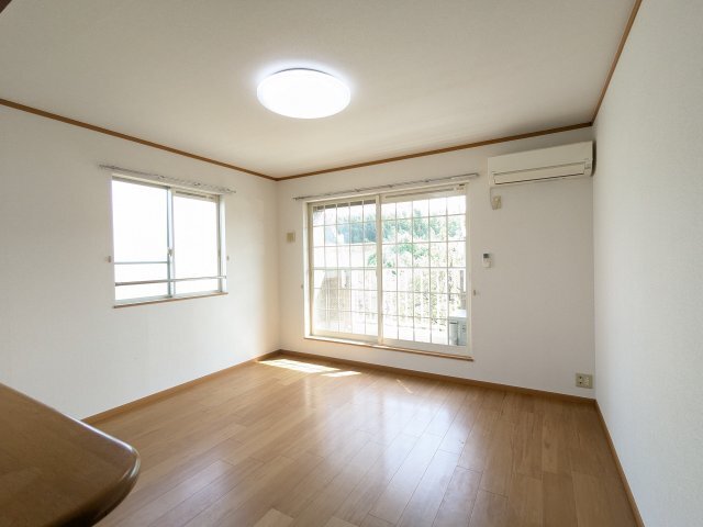 拡大写真:ニューサンシャイン 2階201の居間