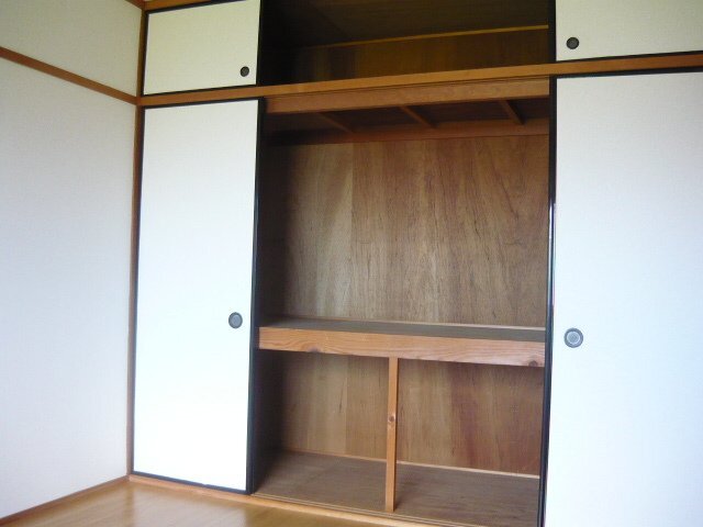 拡大写真:レジデンスマツバラ 2階201の収納スペース豊富です
