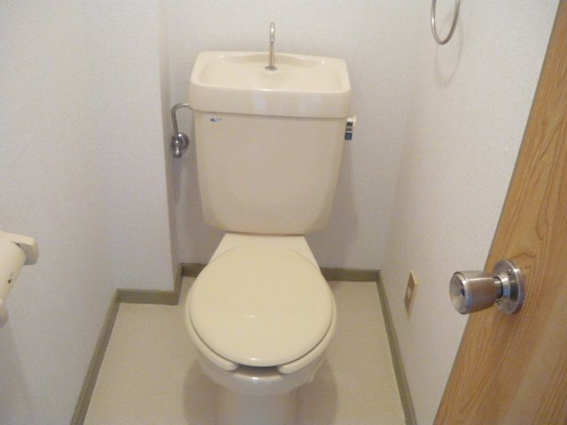 拡大写真:レジデンスマツバラ 2階201のゆったりとした空間のトイレです