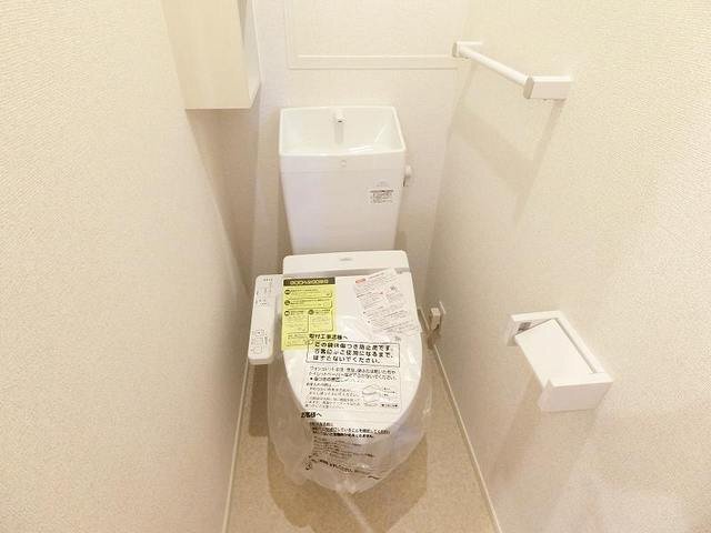 拡大写真:グラン クラス 2階201のゆったりとした空間のトイレです