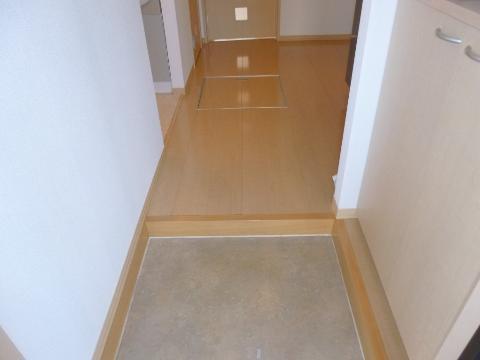 拡大写真:コーポアイリス 1階102の玄関