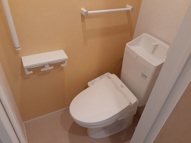 拡大写真:Makapu’u Ⅱ(マカプゥ 1階101の落ち着いた色調のトイレです