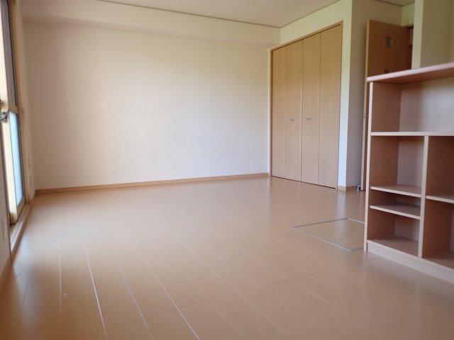拡大写真：Ｔｈｒｅｅ　Ｗｏｏｄｓ　Ｙ＆Ｆ　Ａ・Ｂ 1階A108の居間