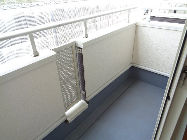 拡大写真:アルバーダ 2階201の開放的で明るい空間を演出してくれるバルコニーです