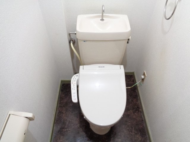 拡大写真:レジデンスマツバラ 2階203のゆったりとした空間のトイレです