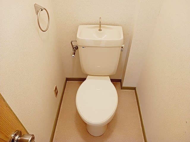 拡大写真:レジデンスマツバラ 3階305のゆったりとした空間のトイレです