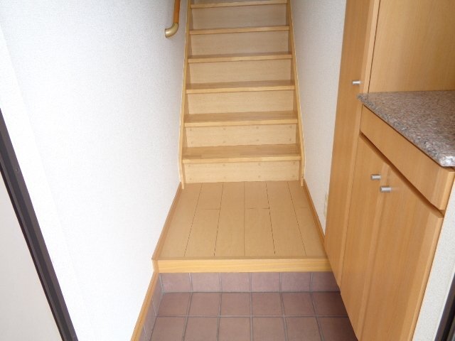 拡大写真:フォレストPARK B 2階203の明るい玄関です