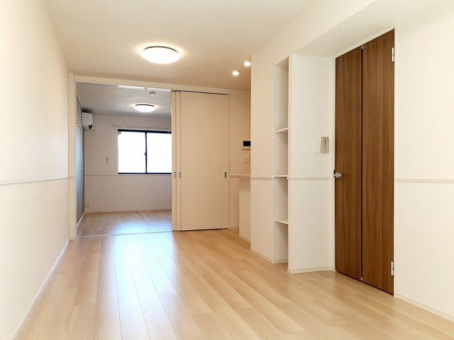拡大写真:ブロッサムⅡ 1階102の明るい室内です
