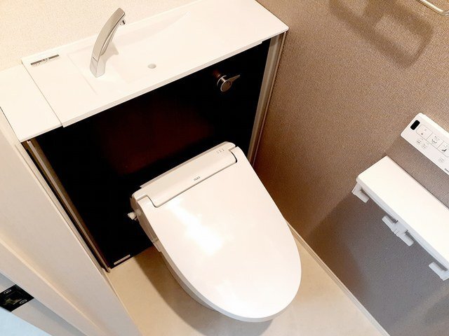 拡大写真:ブロッサムⅡ 1階102の落ち着いた色調のトイレです
