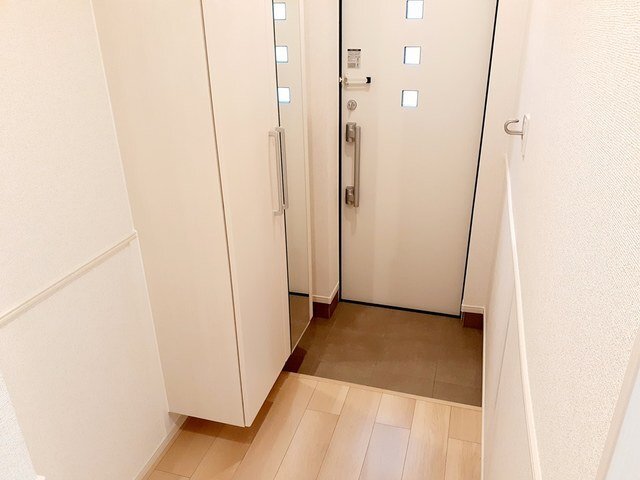 拡大写真:ブロッサムⅡ 1階102のシンプルで使いやすい玄関です