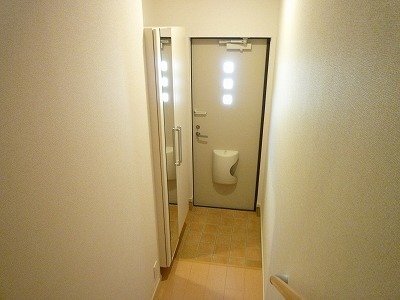 拡大写真：ギャラクシー鵜沼Ｂ 2階205の明るい玄関です
