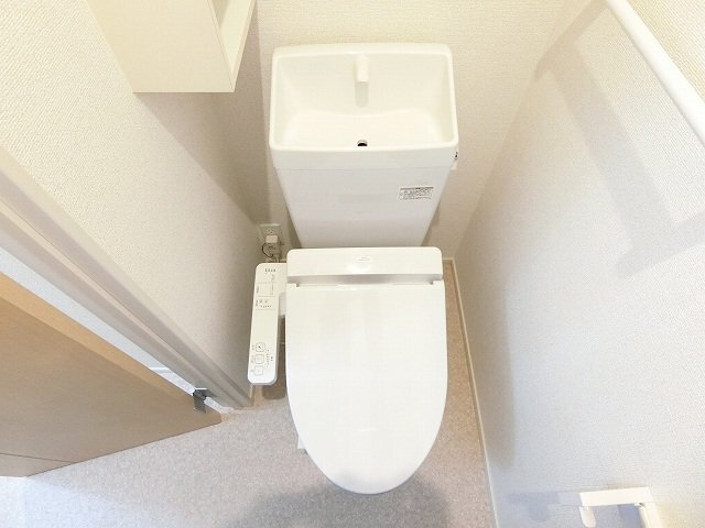 拡大写真:ヴィラおいだ 1階103のゆったりとした空間のトイレです