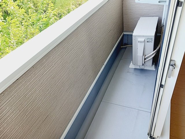 拡大写真:リヴァー アンジュB 2階201の外からの目が気にならないバルコニーで洗濯物が干せます