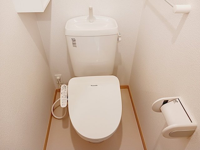 拡大写真:リヴァー アンジュB 2階201のコンパクトで使いやすいトイレです