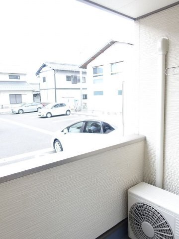 拡大写真:ハーベストB 1階102のバルコニーからの眺めを楽しみながら食事をしませんか