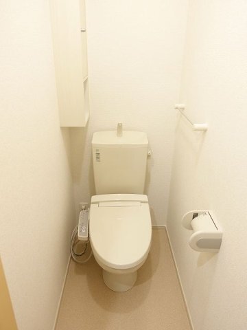 拡大写真:ハーベストB 1階102の落ち着いた色調のトイレです