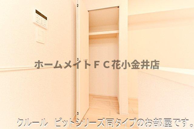 拡大写真:シャルム・レジデンス 2階202の便利な収納スペースです