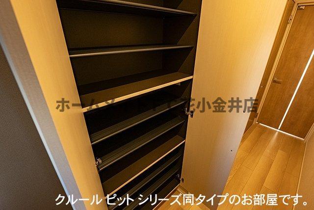 拡大写真：シャルム・レジデンス 1階102の専用の収納スペースです