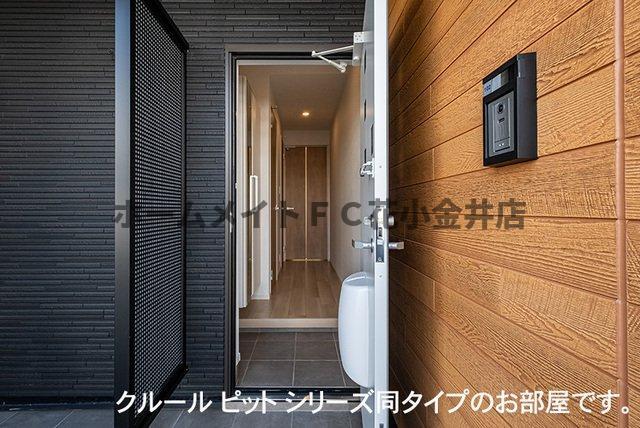 拡大写真：シャルム・レジデンス 1階102の収納もある玄関です