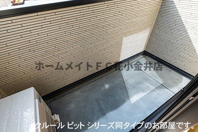 拡大写真：シャルム・レジデンス 1階102の開放的で明るい空間を演出してくれるバルコニーです