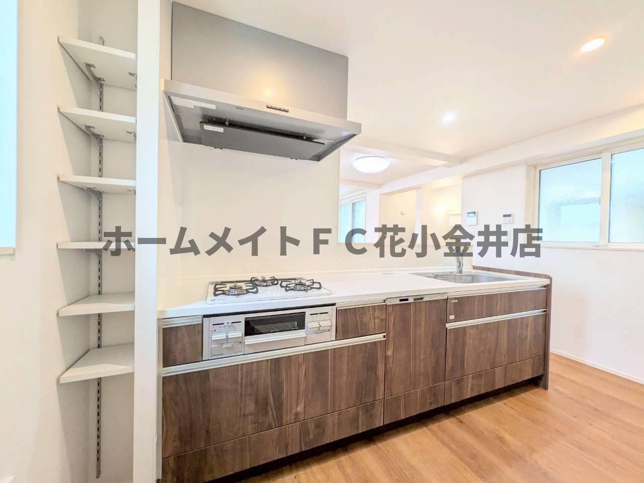 拡大写真:西東京市富士町4丁目 3階101のキッチン横に収納あり