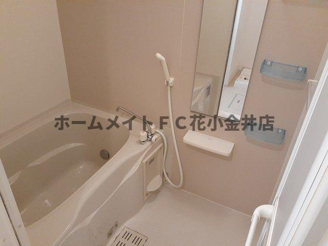 拡大写真:プロヴァンス 2階203のコンパクトで使いやすいお風呂です