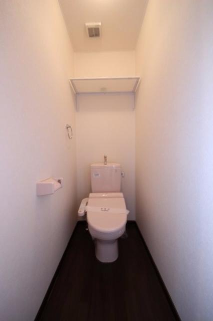 拡大写真:ラ・カーサ・フェリーチェ 1階101のゆったりとした空間のトイレです