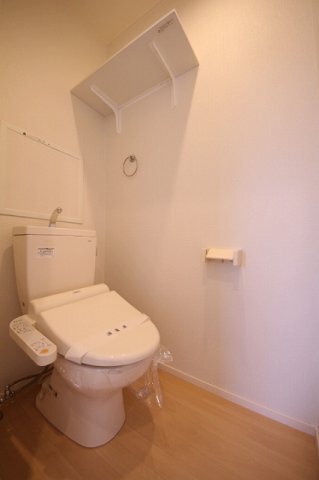 拡大写真:フェリオ常盤 C 2階201の清潔感のあるトイレです