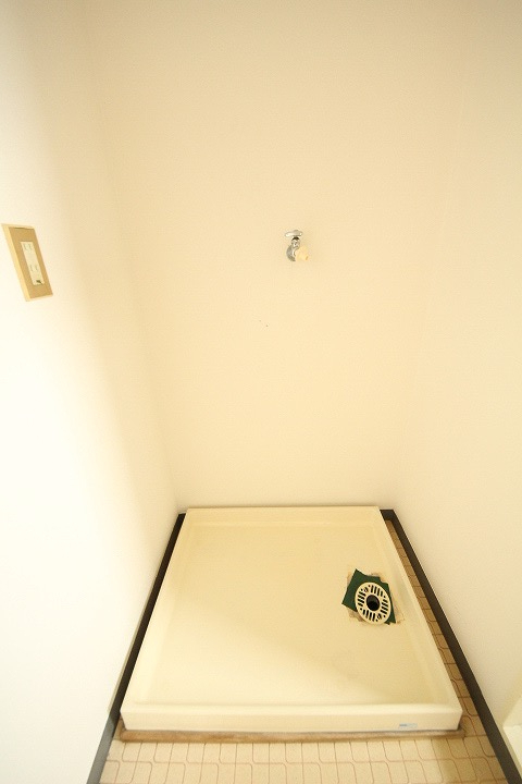 拡大写真:INAビル 3階302の室内洗濯機置場です