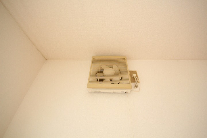 拡大写真:INAビル 3階302の換気扇です