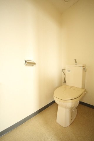 拡大写真:INAビル 3階302のゆったりとした空間のトイレです