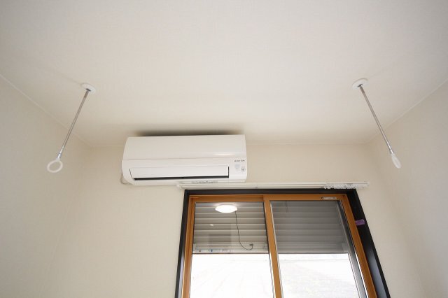 拡大写真:Park Forest B 1階103の室内物干し シャッターつきです エアコンは2台ございます