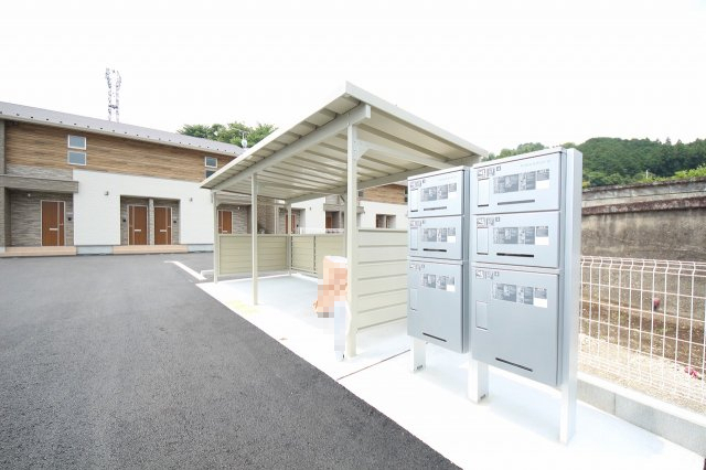 拡大写真:Park Forest B 2階203の駐輪場と宅配ボックスです
