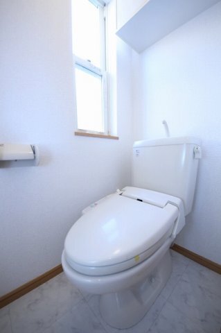 拡大写真:鹿沼市千渡 1階102のトイレです